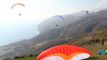 Uçmakdere paraşüt tutkunlarına kışın da ev sahipliği yapıyor