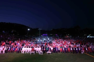 Uçurtma tepesine binler toplandı, birlik mesajı verildi
