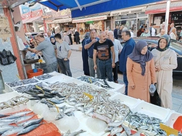 Ucuzlayan balık kapış kapış satıldı