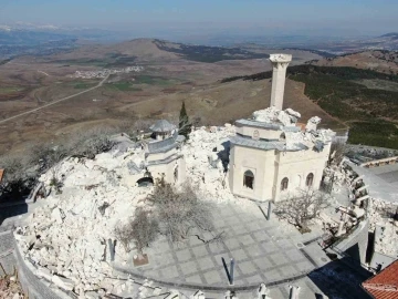 Ukkaşe Hazretlerinin türbesinin restore edilen bölümleri depremde yıkıldı
