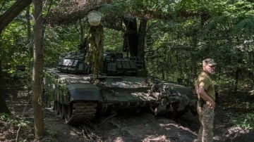 Ukrayna ordusunun tank birlikleri Harkiv bölgesindeki çatışmalarda görev başında