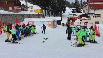 Uludağ’da öğrencilerin kayak heyecanı
