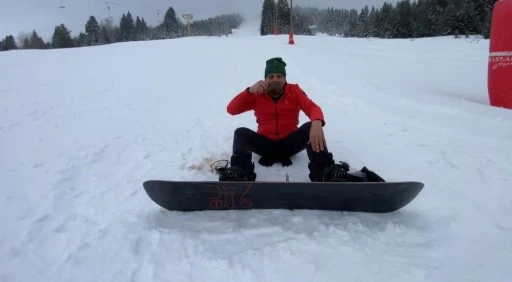 Uludağ’da snowboard yaparken Türk Kahvesi yudumladı