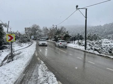 Uludağ'ın eteklerindeki mahallelerde kar yağışı etkili oldu