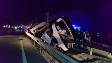 Bursa’da Çanakkale'den dönen öğrencileri taşıyan tur otobüsü kaza yaptı; 3 kişi hayatını kaybetti çok sayıda yaralı var