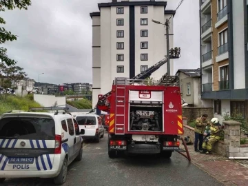 Ümraniye’de iki katlı ev alev alev yandı
