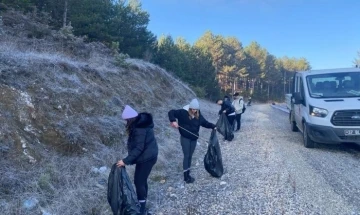 Üniversite öğrencileri doğa için kolları sıvadı, çöp topladı
