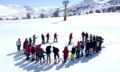 Üniversite öğrencilerine Kop Dağında kayak eğitimi