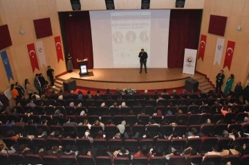 Üniversitede &quot;Sıfırdan zirveye başarı hikayeleri&quot; konulu program yapıldı
