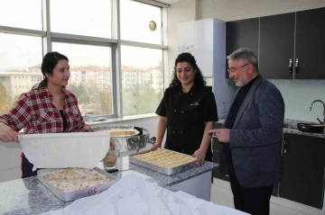 Ünlü şefin depremzedeler için kurduğu lokantaya Çorumlu kadınlardan destek