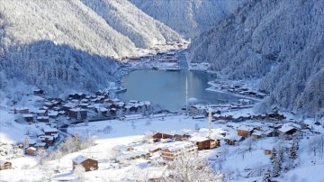 Ünlü turizm merkezi Uzungöl karla kaplandı