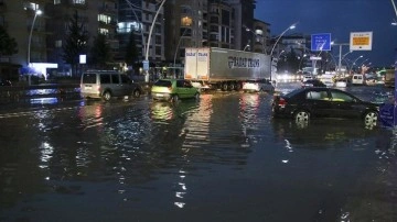 Uşak, Aydın ve Antalya'da sağanak etkili oldu