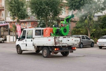 Uşak Belediyesinin ilaçlama çalışmaları hız kesmeden devam ediyor
