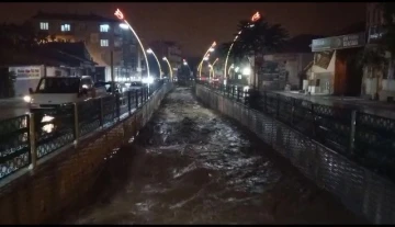 Uşak’ta çay taştı, kenti sel vurdu
