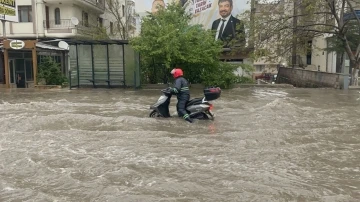 Uşak’ta sağanak yağış hayatı olumsuz etkiledi
