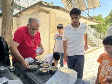 Uşak’ta şehitler için yüzlerce kişilik aşure hayrı yapıldı
