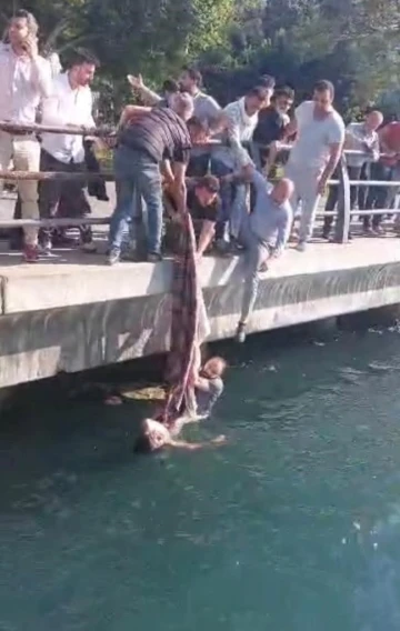 Üsküdar’da denizde can pazarı: Piknik örtüsü ile kurtarmaya çalıştılar
