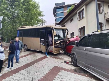 Üsküdar’da öğrencileri taşıyan servis kaza yaptı
