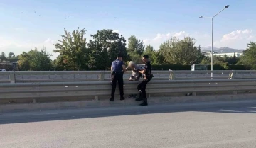 Üst geçitten atlamak isterken polis yakaladı