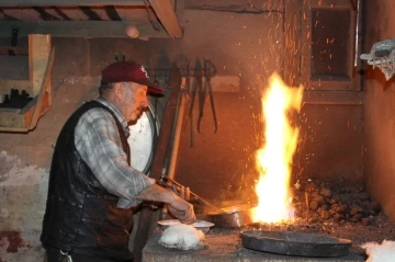 Ustasından öğrendiği mesleği yarım asırdır sürdürüyor
