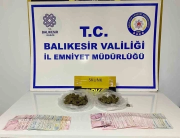 Uyuşturucu maddeyi otomobilin havalandırmasına sakladılar
