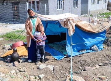 Uyuşturucu müptelası kocası tarafından darp edilip sokağa atılan kadın, çocuklarıyla çadırda yaşamaya başladı
