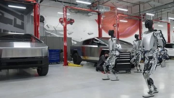 Robot mühendise saldırdı