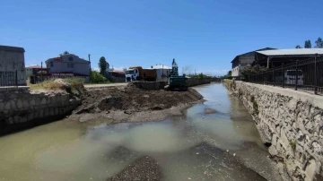 Uzmanlardan Akköprü deresinde çalışma yapan iş makinelerine tepki
