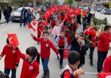 Üzümlü’de Filistin’e destek yürüyüşü düzenledi
