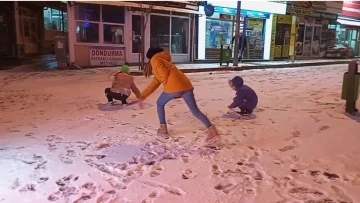 Uzunköprü’de çocuklar kartopu oynayarak karın keyfini çıkardı
