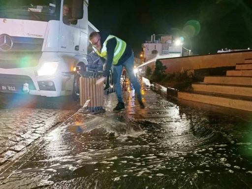 Vali Akkoyun, caddeleri köpüklü suyla yıkatarak göreve başladı
