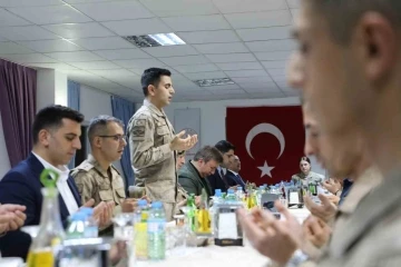 Vali Aydoğdu, jandarmayla iftar yaptı
