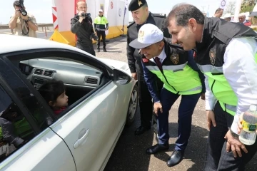 Vali Ayhan sürücülere hediyeli bayram kutlaması