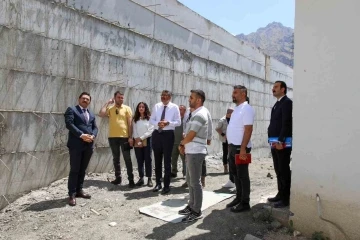 Vali Çelik, mezbahane ve hayvan barınağı inşaatında incelemelerde bulundu
