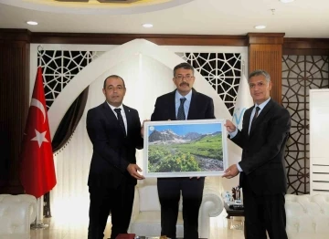 Vali Çelik: &quot;Hakkari’nin eşsiz güzellikleri olan bir doğası var&quot;
