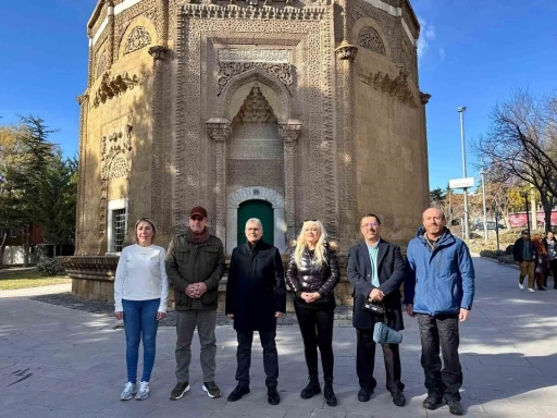 Vali Çelik, Tarih Envanteri Sayfasına Hüdavent Hatun Türbesi’ni anlattı
