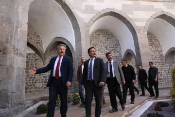 Vali Çiçek, restorasyonu tamamlanan Köşk Medrese’ye hayran kaldı
