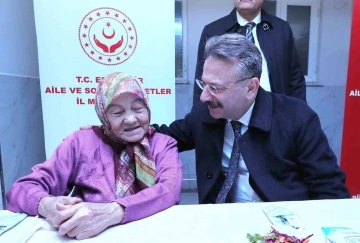 Vali Hüseyin Aksoy huzurevi sakinleri ile bir araya geldi
