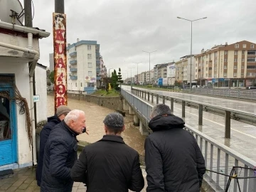 Vali İlhami Aktaş, taşkın olan yerlerde incelemelerde bulundu
