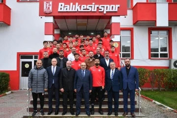 Vali İsmail Ustaoğlu’ndan Balıkesirspor’a destek ziyareti
