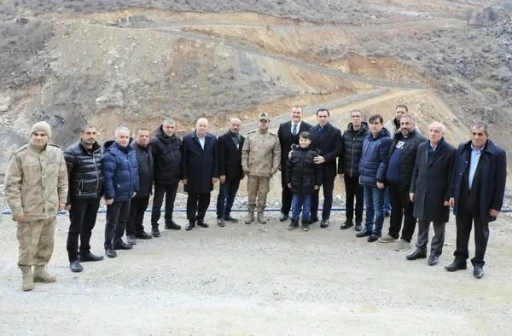 Vali Karakaya Mutki’de yol çalışmalarını inceledi
