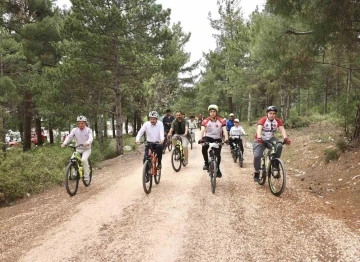 Vali Kızılkaya, Çevre Haftasında gençlerle pedalladı
