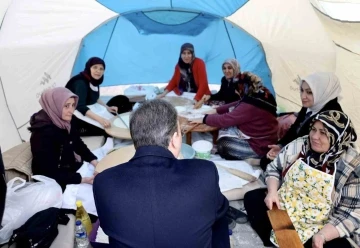 Vali Kızılkaya, depremzede öğrencilerle buluştu
