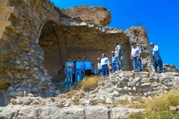 Vali Pehlivan Hebilli Kalesinde incelemelerde bulundu
