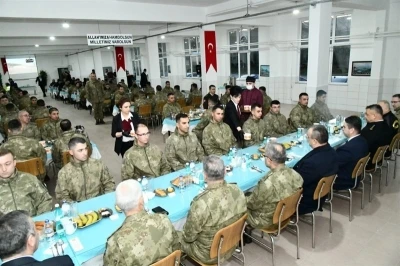 Vali Soytürk ve 1. Ordu Komutanı Orgeneral Tokel Mehmetçik ile iftar yaptı
