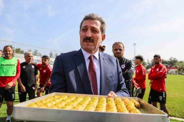 Vali Tavlı’dan Samsunspor’a baklava dopingi
