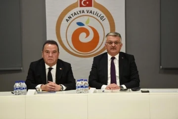 Vali Yazıcı:&quot; Depremzedelerin ihtiyaçlarını karşılamak için çalışmalarımıza devam ediyoruz&quot;
