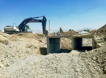 Van Büyükşehir Belediyesi kırsalda yolların altyapısını güçlendiriyor
