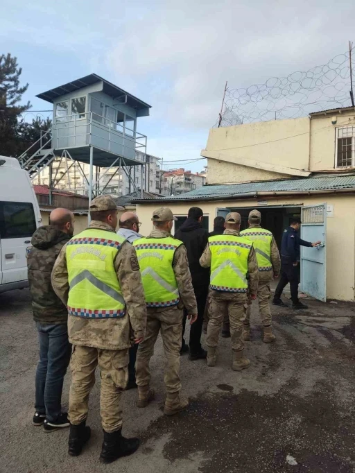 Van’da 5 düzensiz göçmen ile 4 organizatör yakalandı
