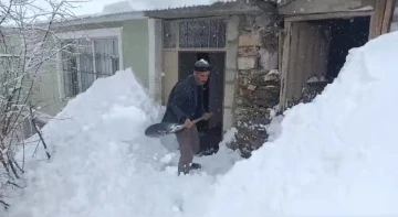 Van’da 96 yerleşim yerinin yolu ulaşıma kapandı
